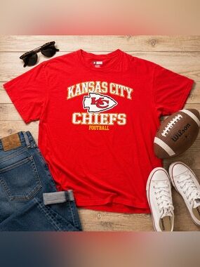 Kansas City Chiefs NFL Red Graphic Football T-Shirt Women’s XL